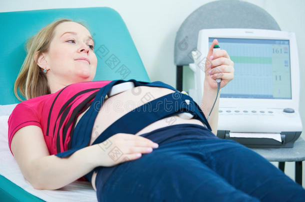 心分娩力描记法：分娩过程中监测胎儿心率和子宫收缩的方法采用怀孕.胎儿的心跳exam采用ation