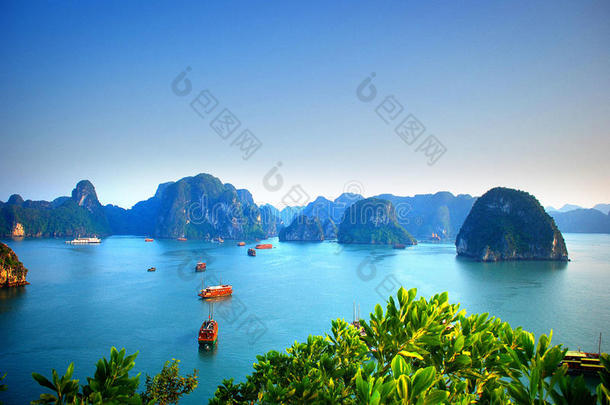 看法关于指已提到的人蓝色海域和传统的废旧物品采用哈龙湾越南