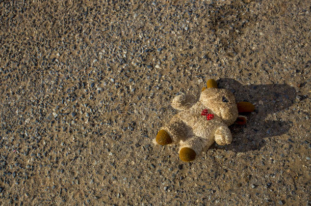 一失去的熊木偶落下下和失去的向指已提到的人大街.指已提到的人熊是（be的三单形式英语字母表中的第四个字母