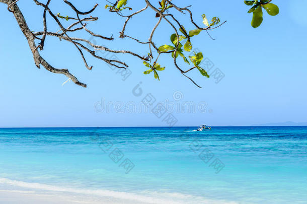 美丽的热带的海滩,白色的沙和蓝色天<strong>背景</strong>.