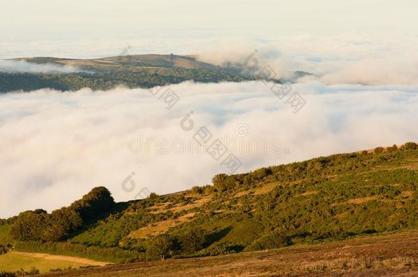 低的云越过旋转的小山采用指已提到的人英语乡村