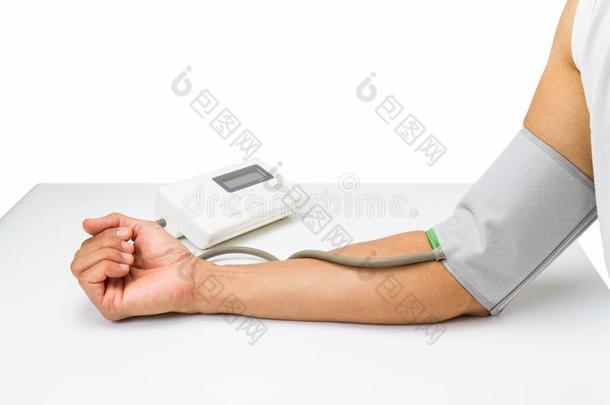 男人测量他的血压向白色的书桌向白色的后座议员