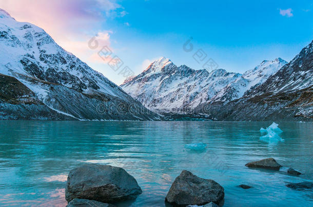 美丽的冰河湖和雪脱帽致意山