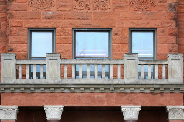 在历史上重要的老的红色的砂岩建筑物窗砖和阳台