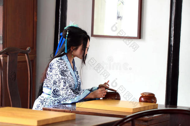 中国人女人采用传统的蓝色和白色的汉服衣服比赛指已提到的人