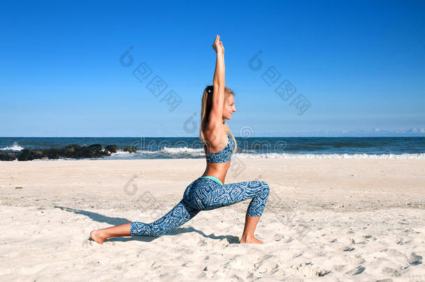 瑜伽在户外-女人<strong>开业</strong>的瑜伽在海滩
