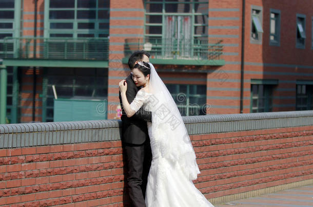 中国人新娘和使整洁,婚礼对,女孩新娘采用婚礼digitalrectalexam数字反映测试