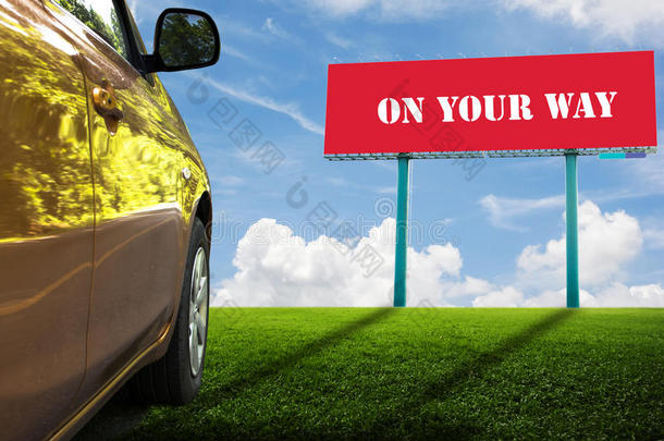 红色的广告牌向绿色的田和桔子汽车.