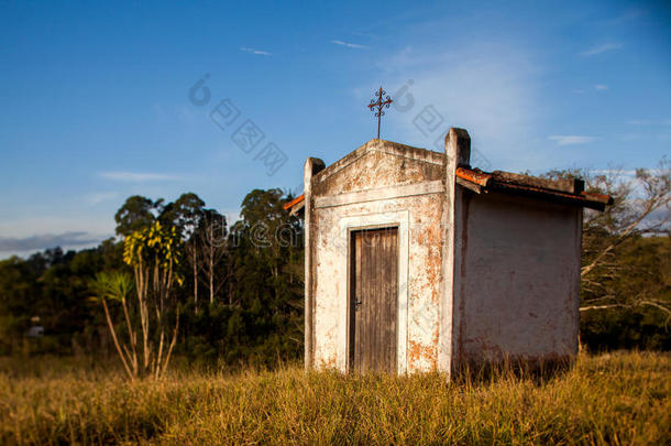 小的老的白色的教堂采用指已提到的人乡村