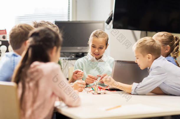 幸福的孩子们和便携式电脑在机器人技术学校