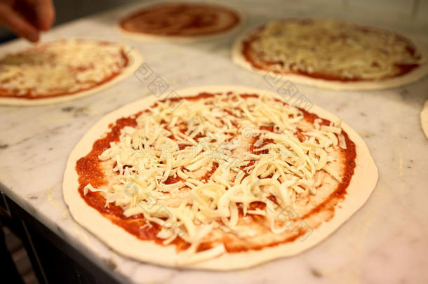 生的意大利薄饼和搓碎的奶酪向表在匹萨饼店