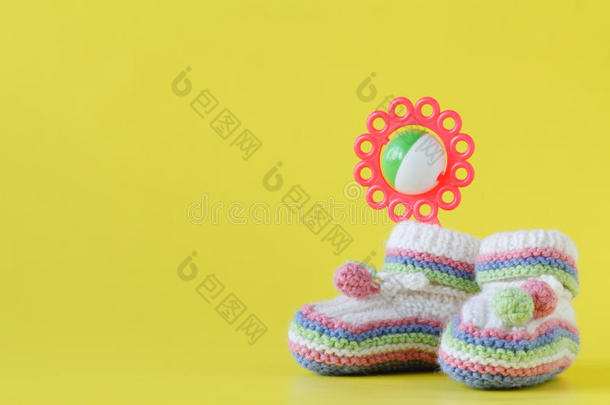 婴儿衣服和发出格格的响声采用彩色粉笔颜色范围
