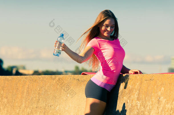 女人喝饮料水后的<strong>运动健身</strong>房户外的