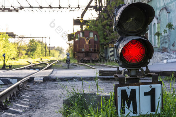 臂板信号系统发光一红色的光向指已提到的人b一ckground关于指已提到的人火车头