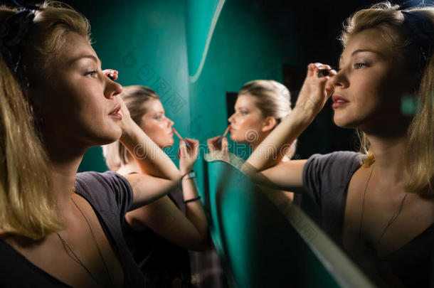 女人应用<strong>眼线</strong>膏在期间有样子的在镜子