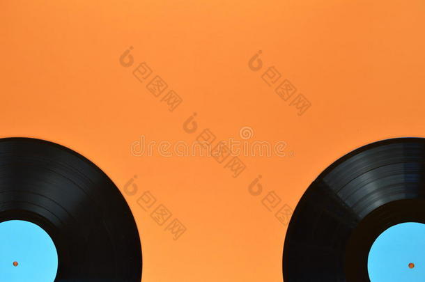 两个黑的乙烯基记录向桔子背景