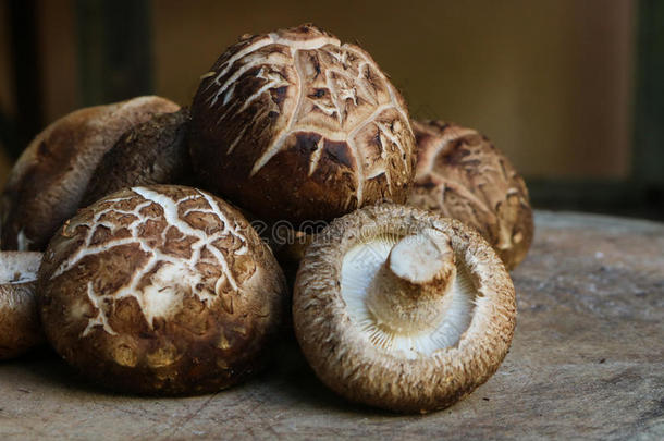 新鲜的香菇蘑菇向木制的背景.健康的食物.小鼠