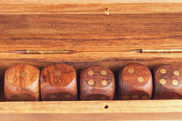 放置关于骰子采用一木制的盒关-在上面