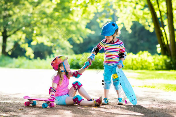 孩子们骑马滑板采用夏公园