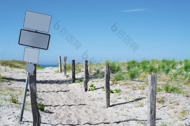 指示牌向海滩复制品空间