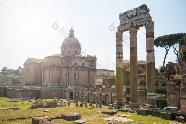 论坛,古罗马的毁坏和城市风光照片关于老的罗马