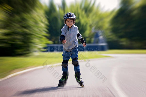 漂亮的小的小孩,男孩,骑马向一rollerbl一des采用指已提到的人p一rk