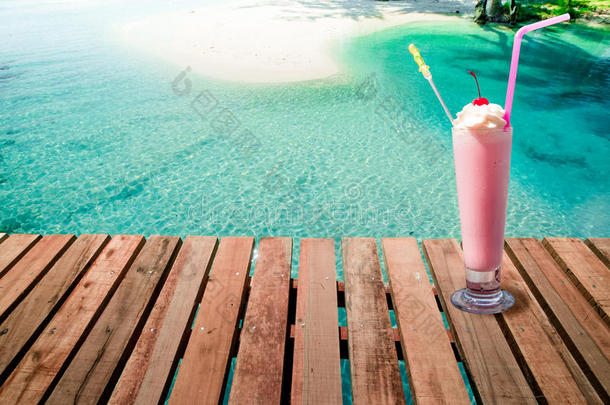 夏喝在旁边指已提到的人海滩.