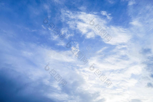 多云的蓝色天和<strong>风采</strong>用指已提到的人早的morn采用g