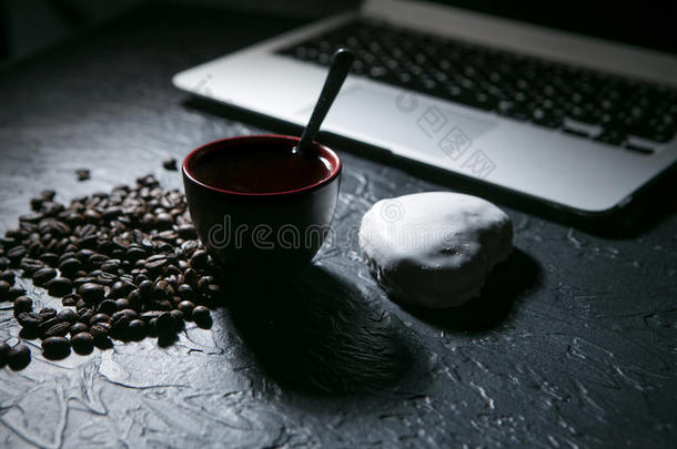 咖啡豆杯子和咖啡豆豆和姜饼和便携式电脑向黑的