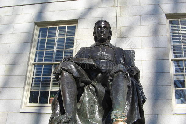 茅房美国哈佛大学雕像,美国哈佛大学院子,剑桥,马萨诸塞州,美利坚合众国