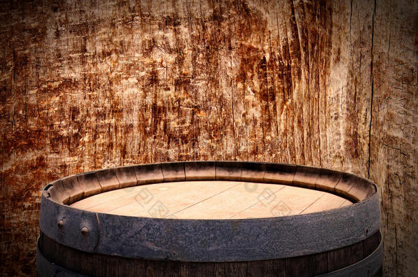 影像关于老的栎树葡萄酒桶采用前面关于木制的背景