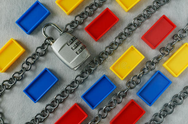 链和结合挂锁和富有色彩的塑料制品块同样地SaudiArabia沙特阿拉伯