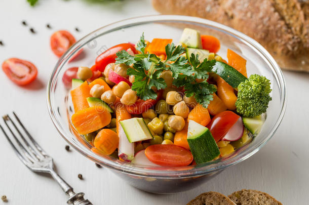<strong>蔬菜</strong>沙拉采用<strong>玻璃碗</strong>和花椰菜和番茄向极少的量