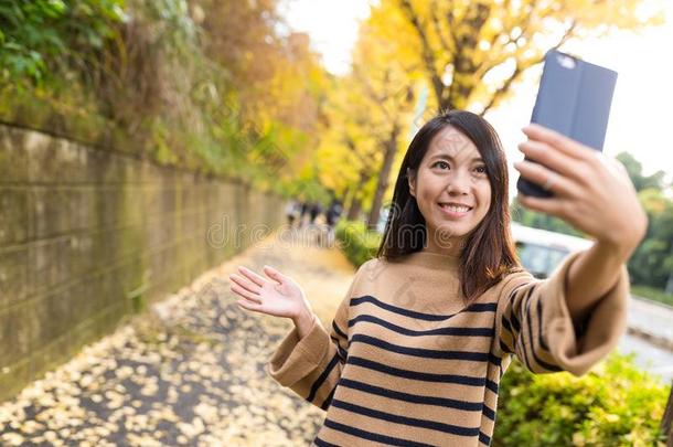 女人迷人的<strong>生命</strong>的<strong>生命</strong>和蜂窝式便携无线电话在大街