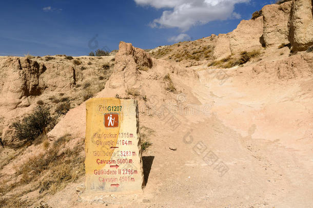 指示牌向徒步旅行跟踪.红色的山谷.卡帕多奇亚.火鸡