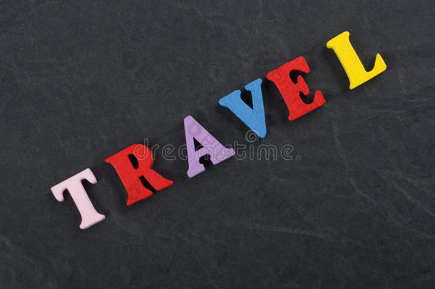 旅行单词向黑的板背景镇静的从富有色彩的alphabet字母表