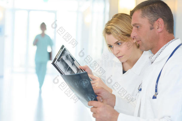 组医生和<strong>护士</strong>有样子的在字母x-射线