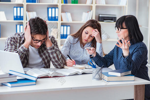 指已提到的人年幼的学生和教师在的时候当家庭教师教训