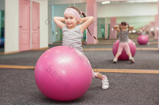 女孩小孩做健康练习向指已提到的人健康球采用健康状况