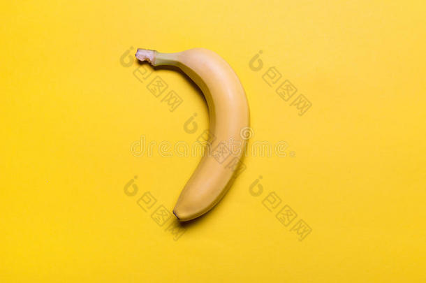 顶看法关于新<strong>鲜的黄色的香蕉</strong>隔离<strong>的</strong>向<strong>黄色的</strong>