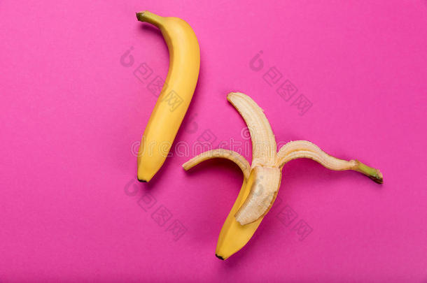 新鲜的黄色的香蕉隔离的向粉红色的,成熟的香蕉