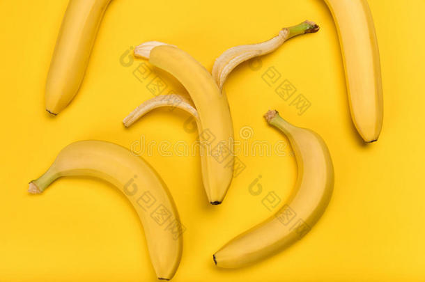 顶看法关于新<strong>鲜的黄色的香蕉</strong>隔离<strong>的</strong>向<strong>黄色的</strong>
