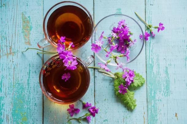 花束关于红色的郁金香和杯子关于茶水反对一d一rkb一ckground.