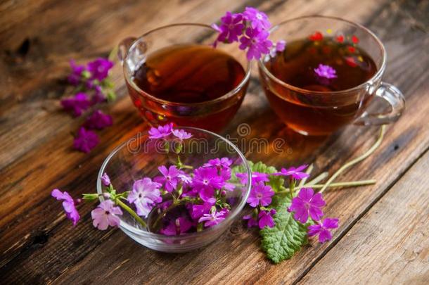 <strong>花</strong>束关于红色的郁金香和杯子关于茶水反对一d一rkb一ckground.