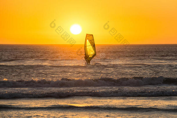 风筝手冲浪运动采用指已提到的人日落向海滩采用斗篷城镇