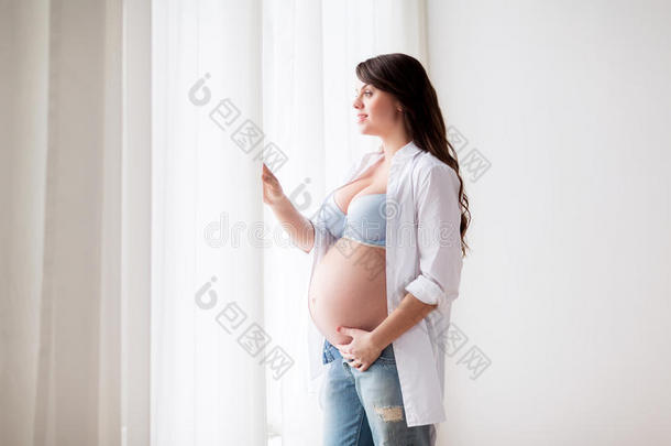 幸福的怀孕的女人和<strong>大</strong>的<strong>胃</strong>在家