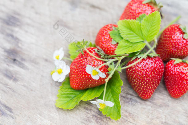 完美的芳香甜的草莓木制的背景
