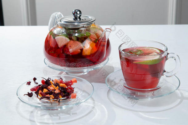 红色的成果和浆果茶水和悬钩子采用一gl一ss茶水pot和