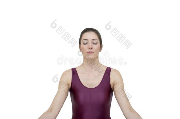 女人开业的瑜伽采用穆克塔萨纳使摆姿势