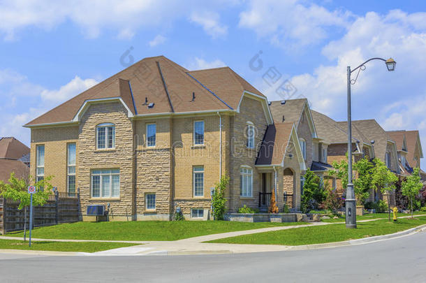 风俗build的过去式和过去分词奢侈房屋采用指已提到的人郊区关于多伦多,加拿大.